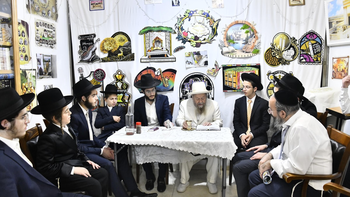 הזוהר הלבן בסוכה: צפו בתיעוד מרהיב מחג הסוכות בצל המקובל רבי דוד בצרי ...