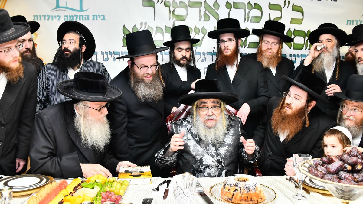 הרגע המרגש בחדר התינוקות: ברכת האדמו