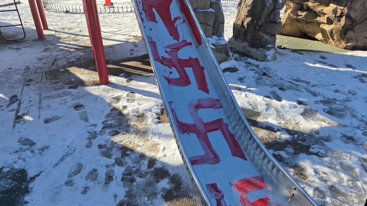 מחריד: זה מה שעשו למגלשה בגינת המשחקים הפופולרית בשכונה החרדית | בבלי