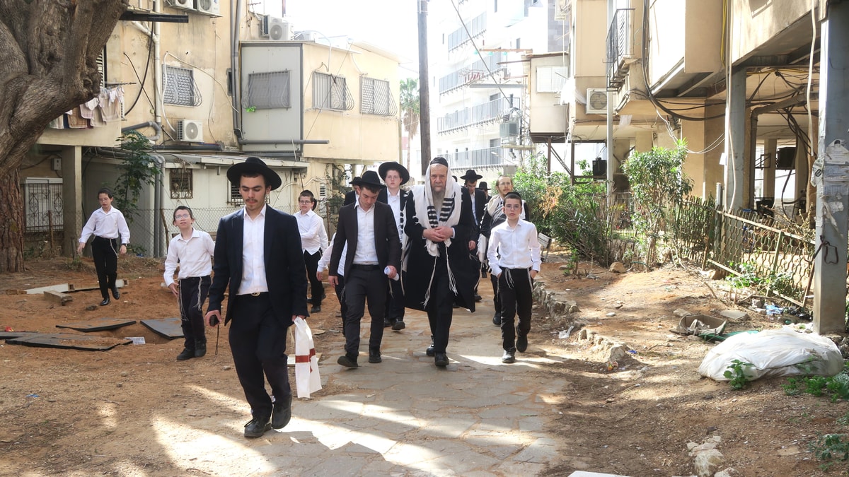 עטוף בטלית בבני ברק | המעמד המרומם של הגרמ