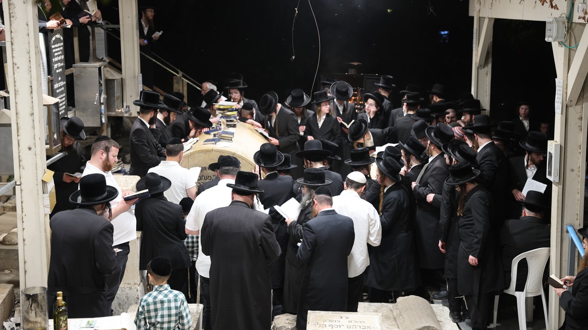 אבן שואבת בטבריה | מאות בתפילה על ציונו של מחולל היישוב החסידי בארץ ...